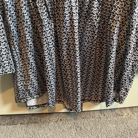 NWT very flattering black/white/gray ladies large blouse - Picture 7 of 10